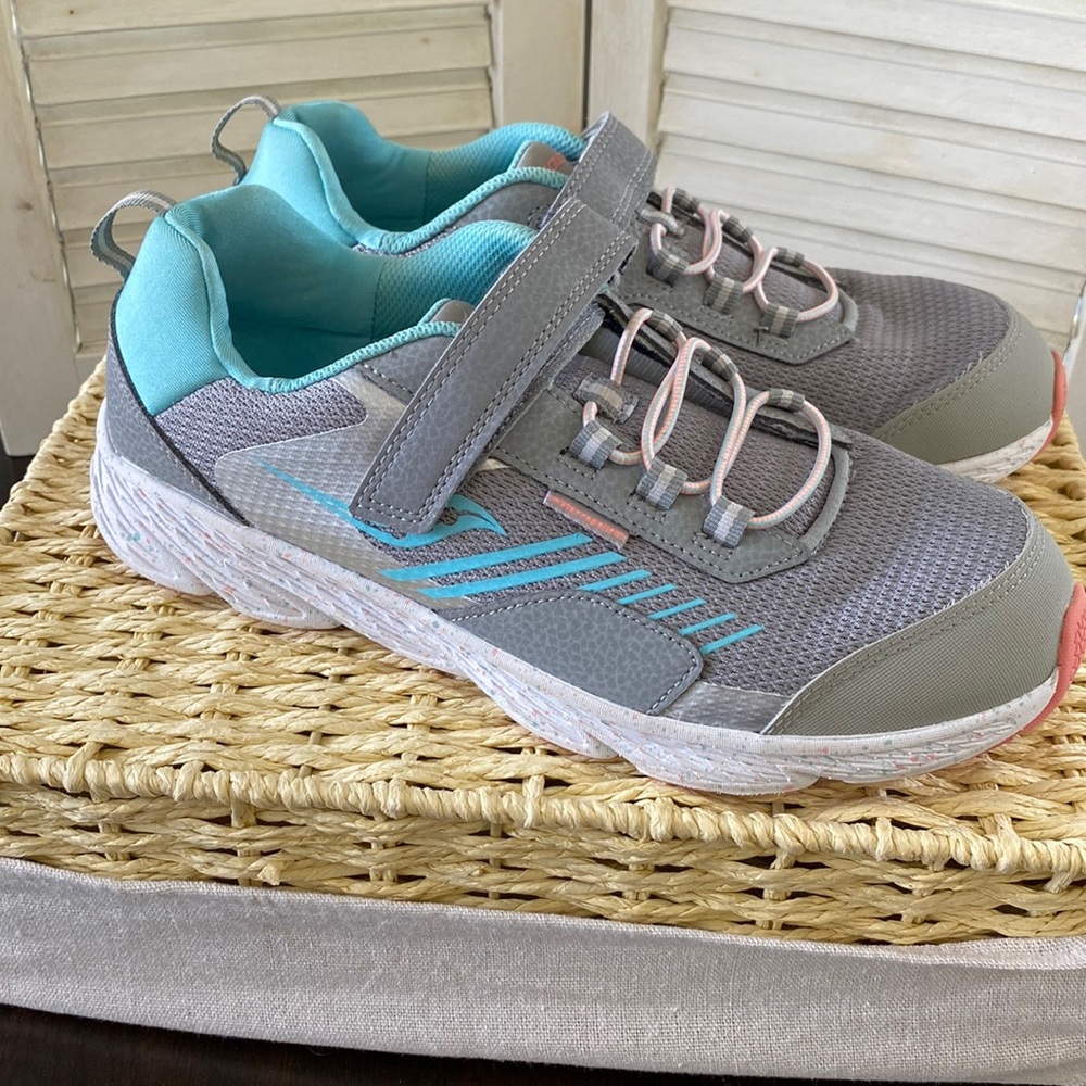 Saucony tennis shoes